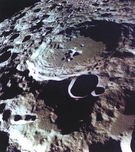 月坑近似于圆形,与地球上的火山口地形很相似