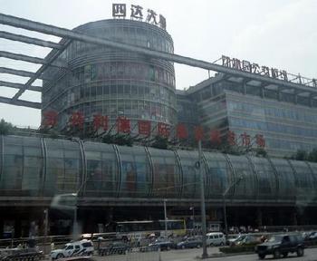 北京动物园批发市场作为北方地区最大的服装批