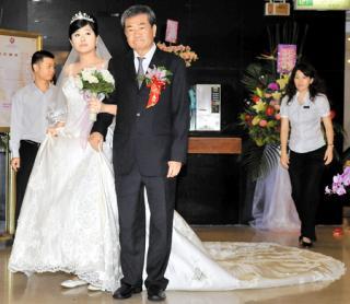 赵尔文在台北市王朝大酒店举行小女儿的婚礼及