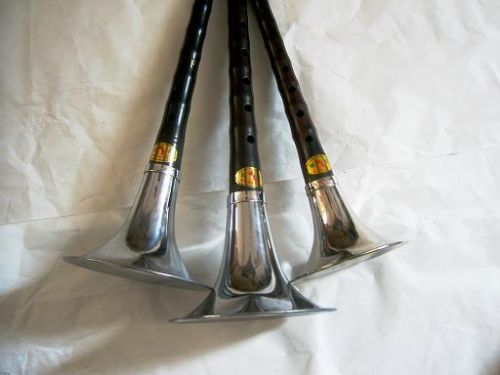 品种较多,依杆的长短分为海笛,小唢呐,中唢呐,      大唢呐和柏木杆五