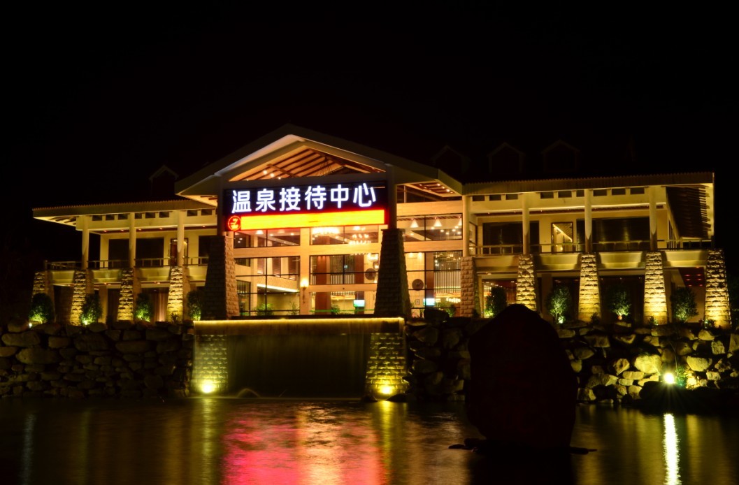 瀑布林温泉度假村